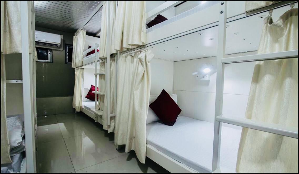 Qubestay Airport Capsule Hotel & Hostel Mumbai Luaran gambar