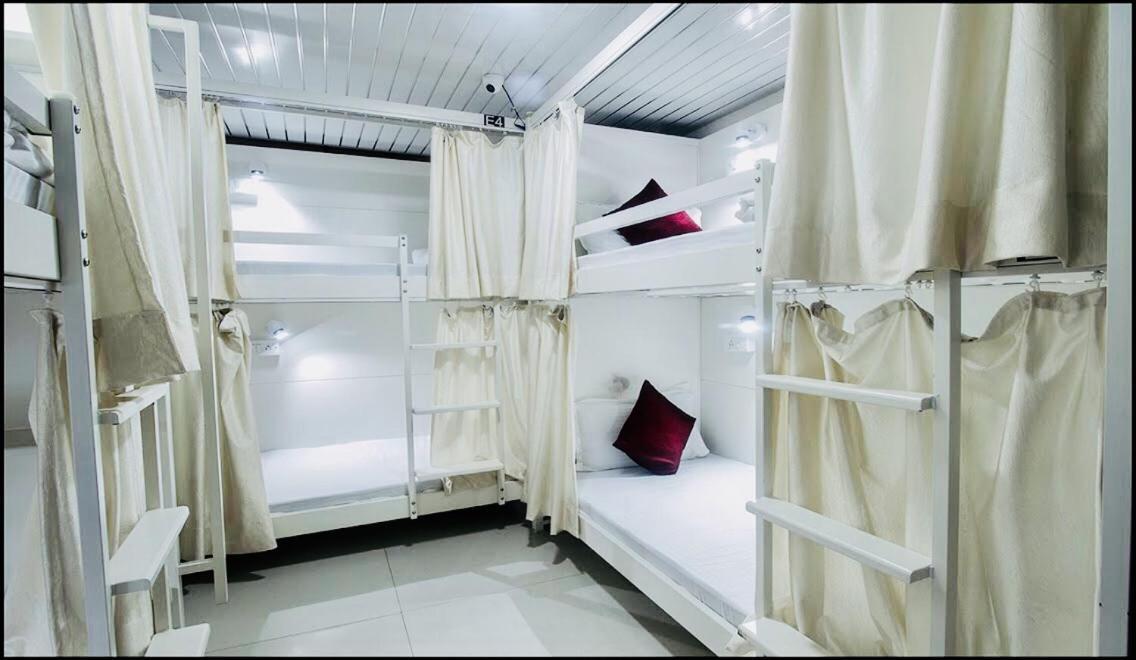Qubestay Airport Capsule Hotel & Hostel Mumbai Luaran gambar